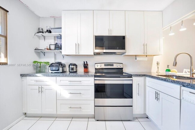 Building Photo - 105 Royal Pk Dr