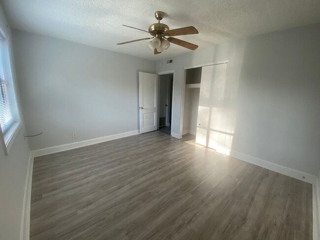 Building Photo - AVAILABLE NOW!! Low Maintenance Living in ...