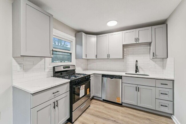 Building Photo - Beautifully renovated 5-bedroom, 2 full bath home ready for move-in!  1st month's rent is FREE!*