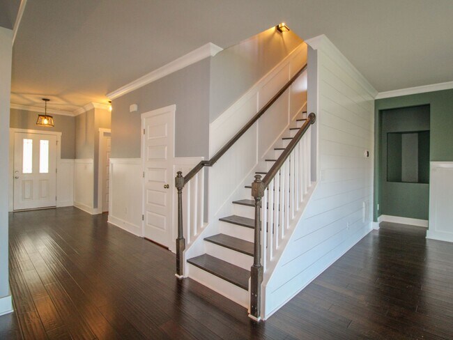 Building Photo - Great Location near Edgewater and Toyota F...