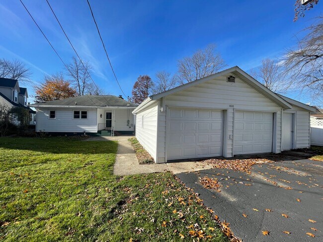 Building Photo - Three Bedroom Home in Gobles