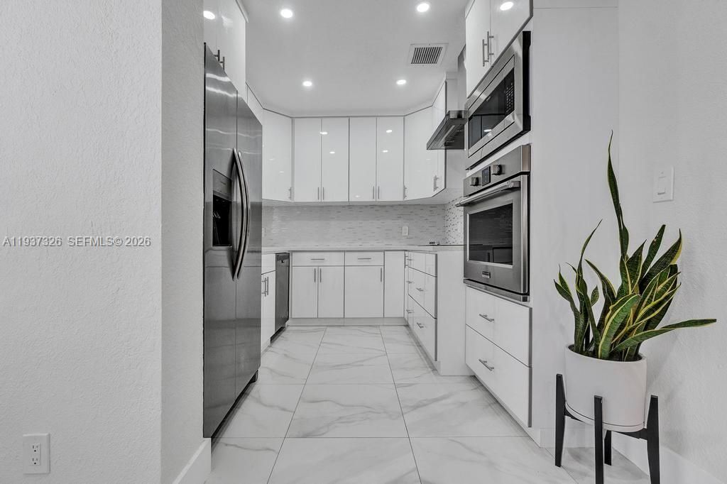 Building Photo - 6470 SW 27th St