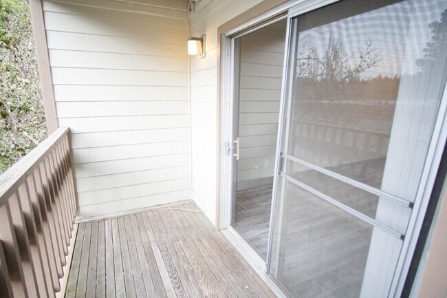 Building Photo - GET ONE MONTH FREE RENT: 1Bdr w/Large Closets + DW & Private Balcony!