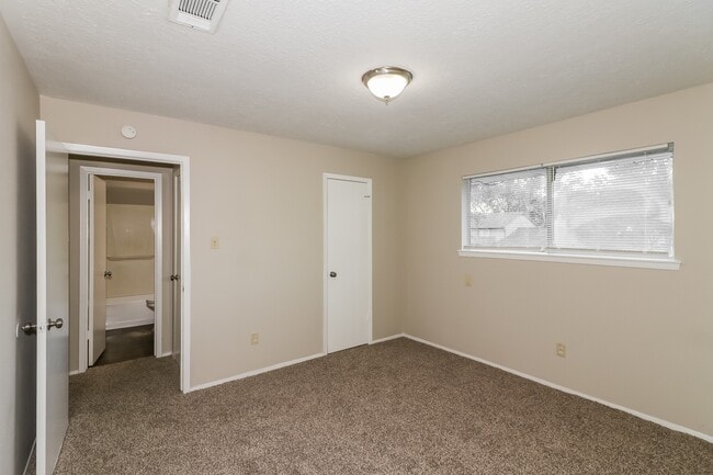 Building Photo - 15310 Meadow Village Dr