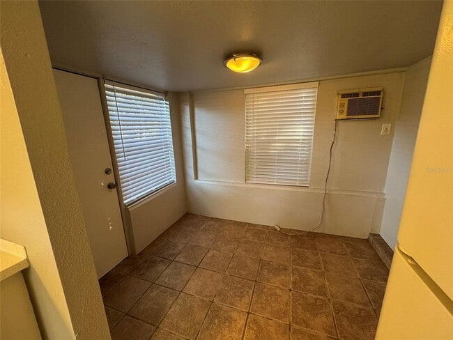Building Photo - 3107 S Crystal Lake Dr