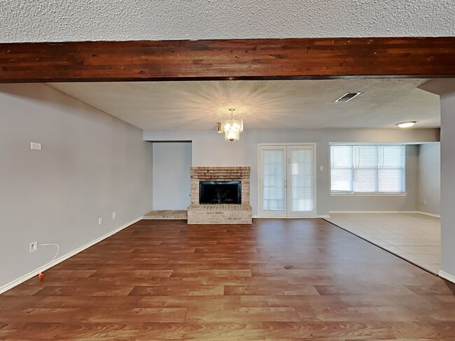 Building Photo - Spacious 3/2.5 Tudor Style Home!