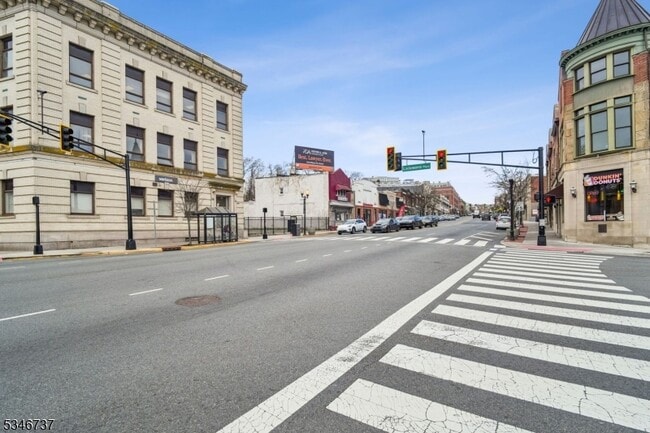 Building Photo - 44 Elm St