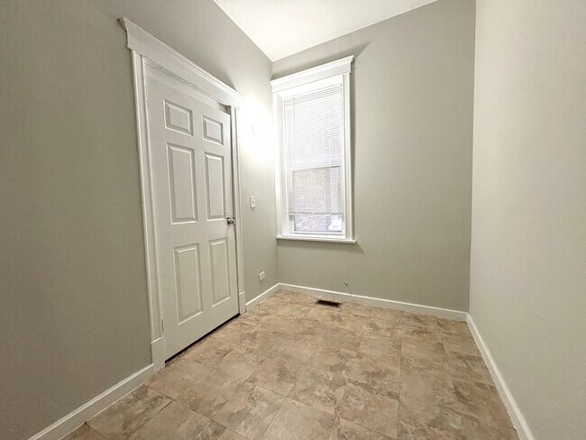 Building Photo - 915 W 32nd St