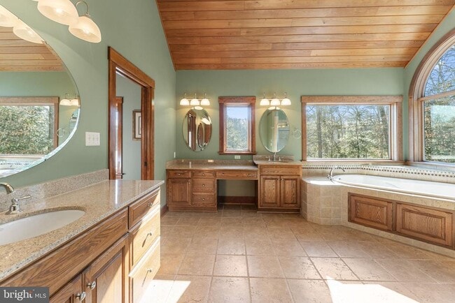 Building Photo - 3535 Meadow Rd