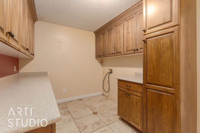 Building Photo - Spacious 4 Bedroom, 3 Bathroom Home for Rent
