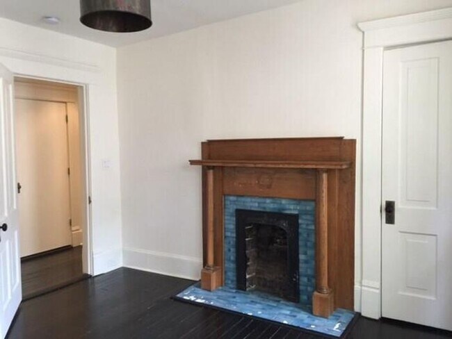Building Photo - Renovated Single Family Home Available soon for Move-In !