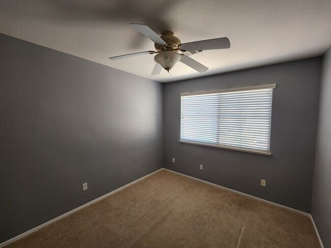 Building Photo - HENDERSON: 3 bed/2.5 bath Townhome with Spacious Kitchen, Private Backyard, Large Primary Suite &...