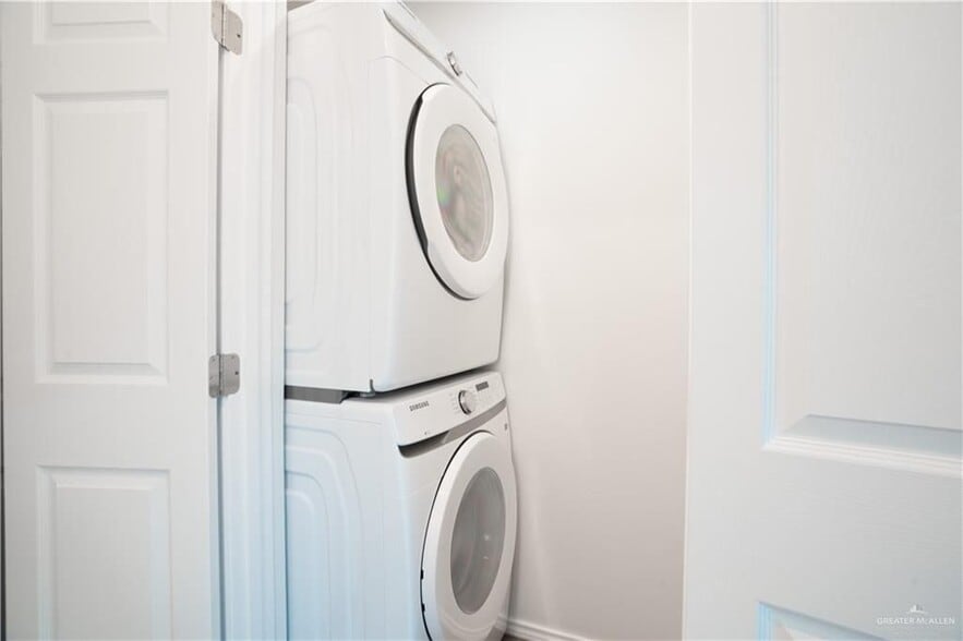 Building Photo - 802 Redwood Ave