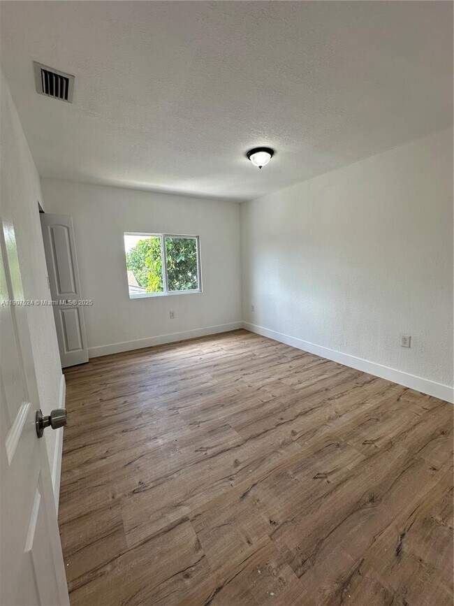 Building Photo - 3123 NW 22nd Ct