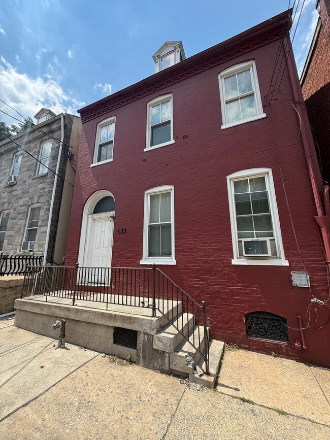 Building Photo - 633 Manor St