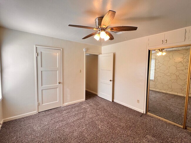 Building Photo - Central Bakersfield Home