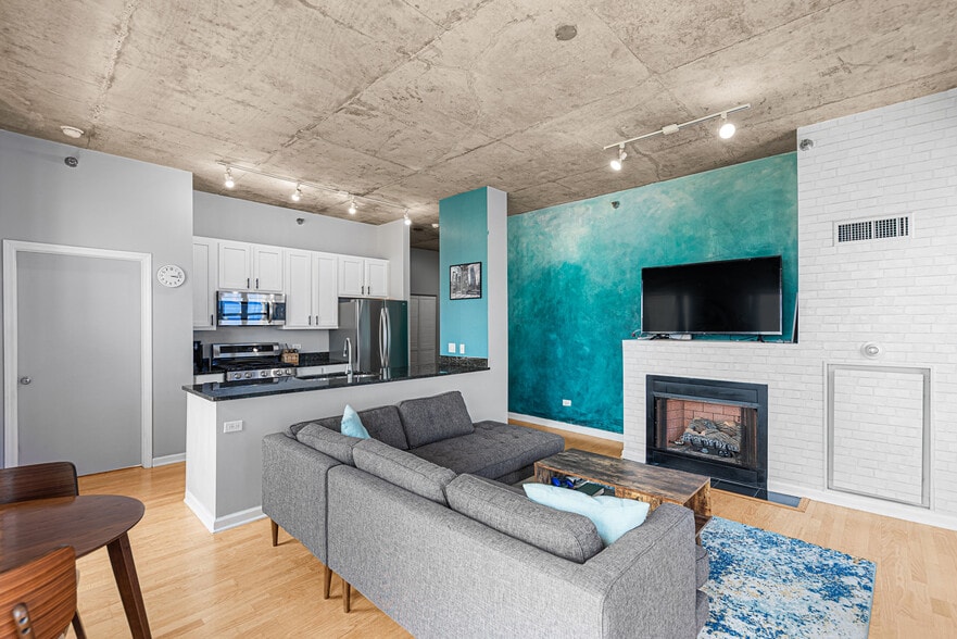 living / kitchen - 1122 W Catalpa Ave