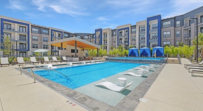 Building Photo - 14015 Univ Pass