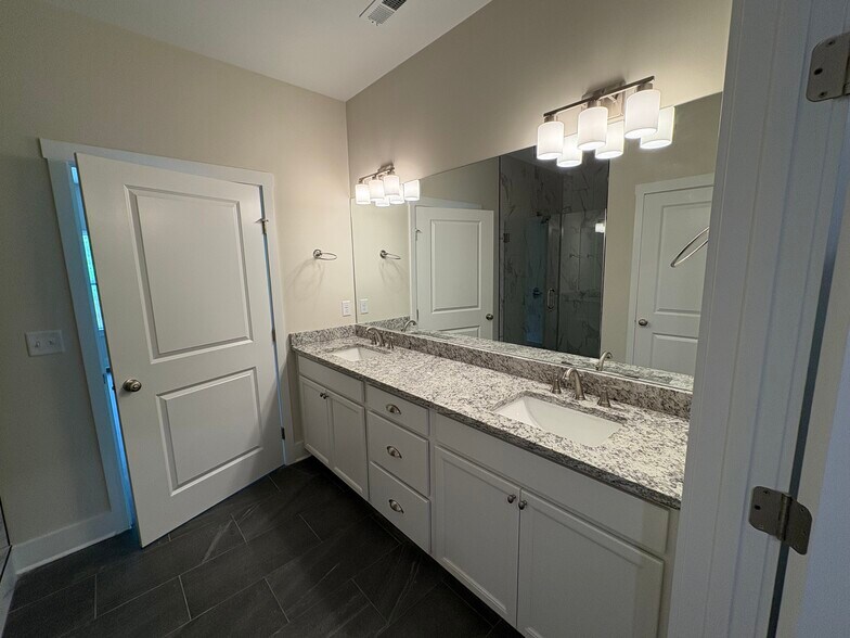 Building Photo - 4691 Heiskell Dr