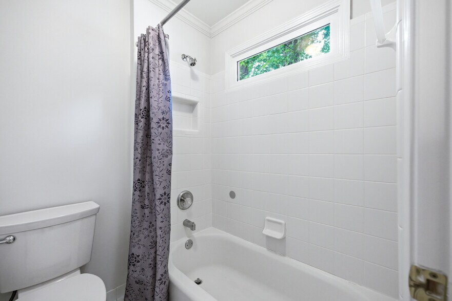 Building Photo - 5008 Highland Oaks Ct SE