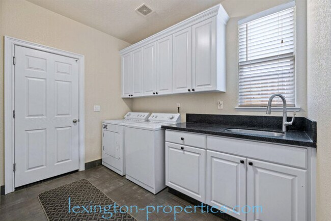 Building Photo - Modern, Single-story Home, in Exclusive Gated Golf course Community - Heritage at Diamond Oaks.
