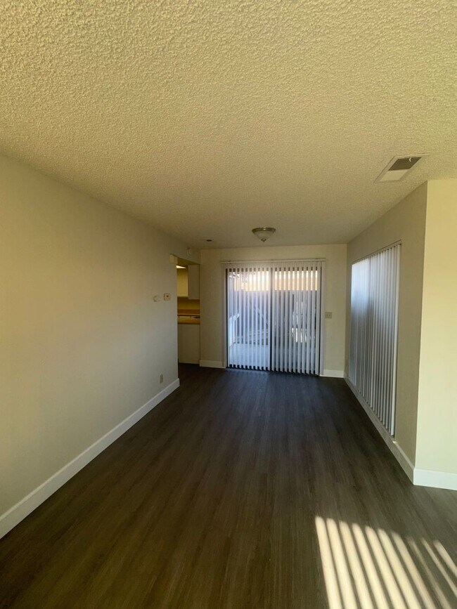 Building Photo - Wow!! Just Remodeled