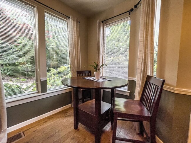 Building Photo - Jackson Creek Suite: Fully Furnished Charming Condo Nestled in Near a Creek $300