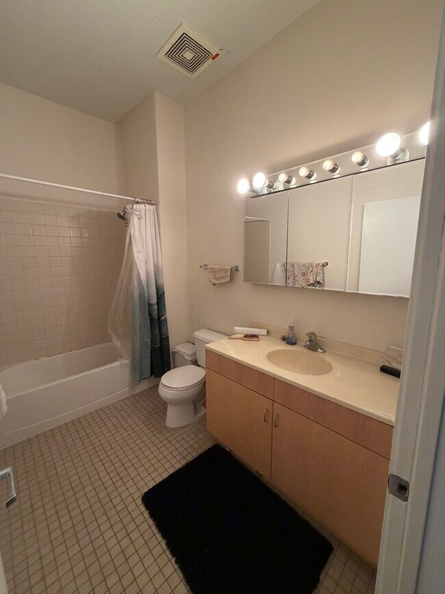 Building Photo - 1270 N Milwaukee Ave