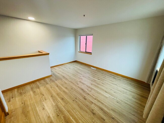 Building Photo - Top Floor 1bdrm Condo with River Views and Private Deck | FREE reserved parking Included!