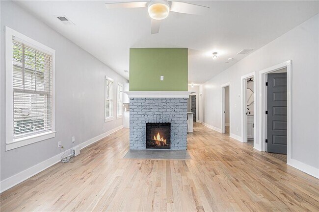 Building Photo - 218 Laurel Ave SW
