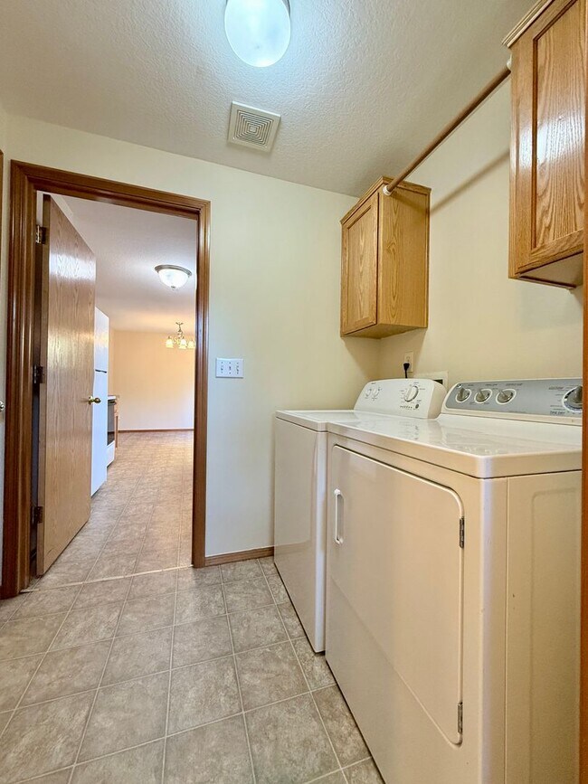 Building Photo - **$500 OFF THE FIRST MONTH'S RENT** Spacio...