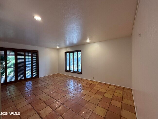 Building Photo - 2114 S La Rosa Dr