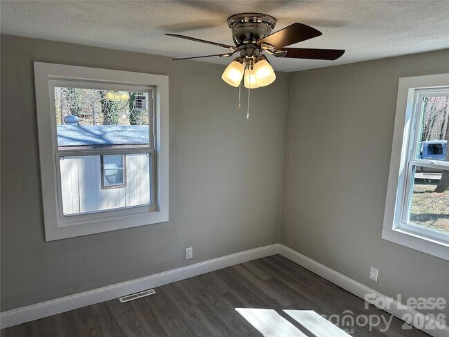Building Photo - 209 Brookview Rd