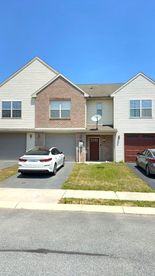 Building Photo - 3-bedroom, 2.5-bathroom Townhome