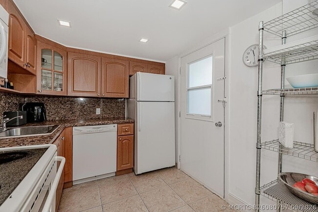 Building Photo - 3475 N Country Club Dr