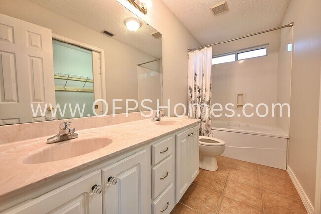 Building Photo - 933 Scenic Oak Ln