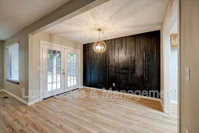 Building Photo - 1707 N Gleason Ave