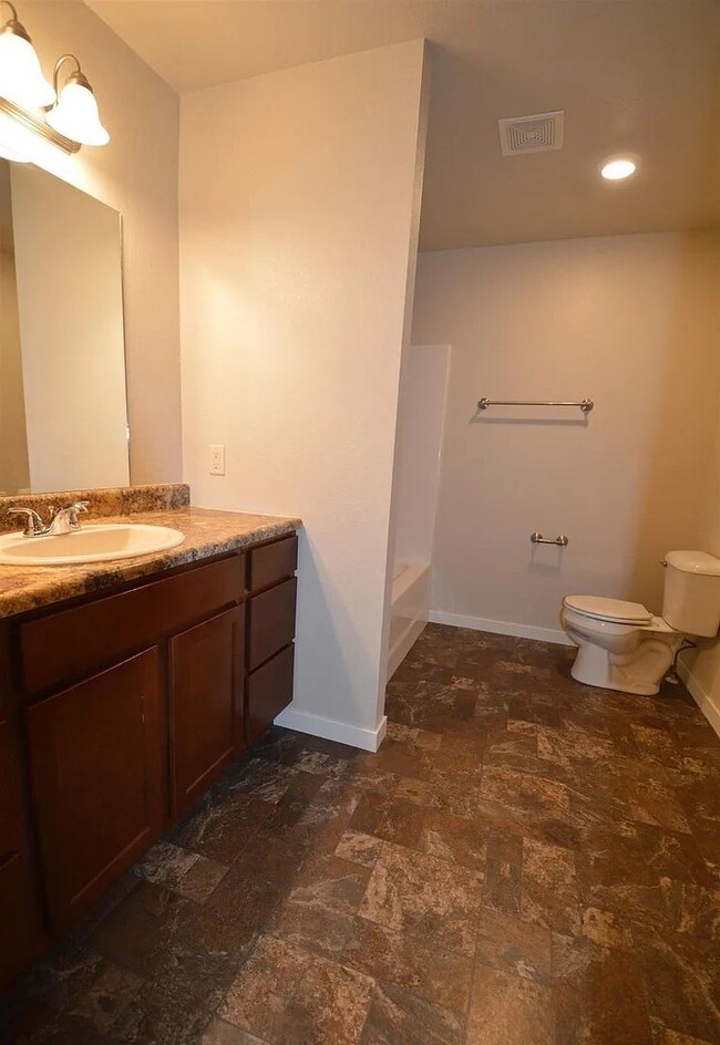 Building Photo - 3 Bedroom, 2.5 Bath Townhomes for Rent in ...