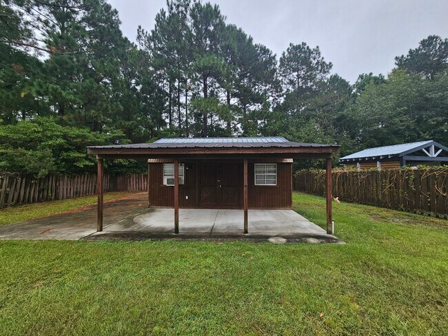 Building Photo - Spacious 4 Bedroom Home in Hampstead