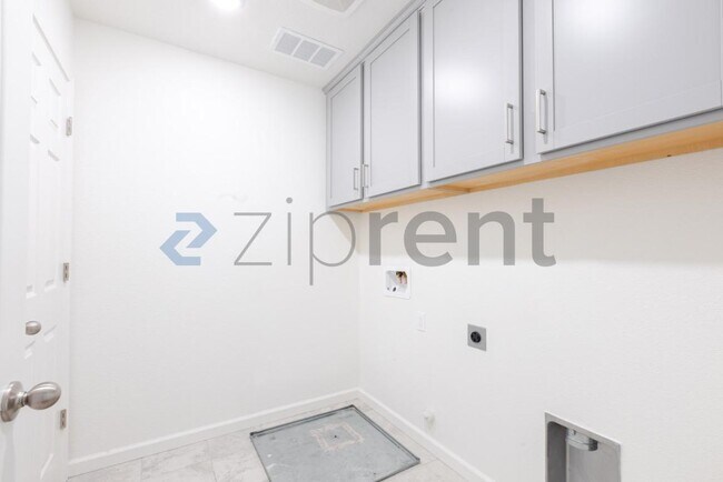 Building Photo - Unit