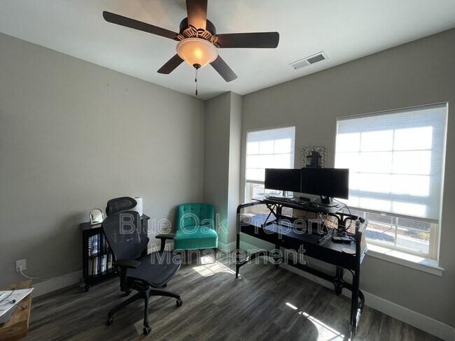 Building Photo - 2874 Pin Oak Ln