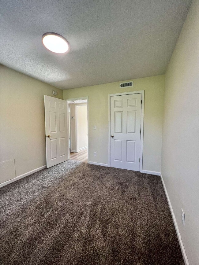 Building Photo - 3864 NORTHEAST DRIVE UNIT C