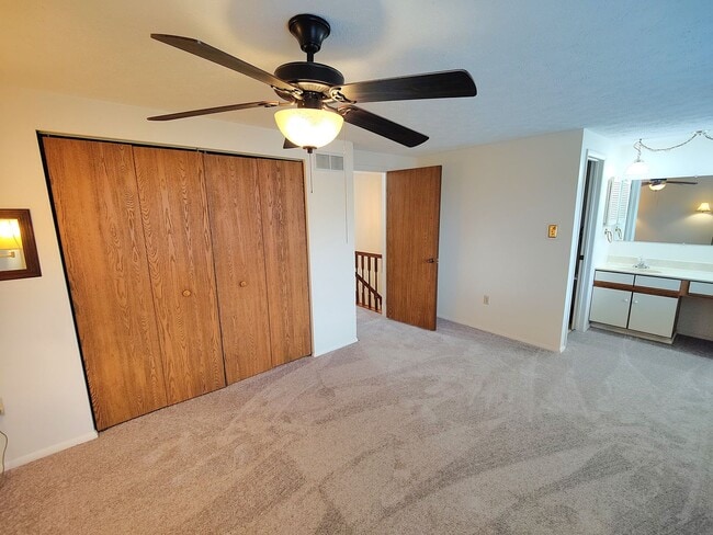 Building Photo - *Spacious & Conveniently Located 3BD/2.5BA Townhouse Available in Bethel Park*