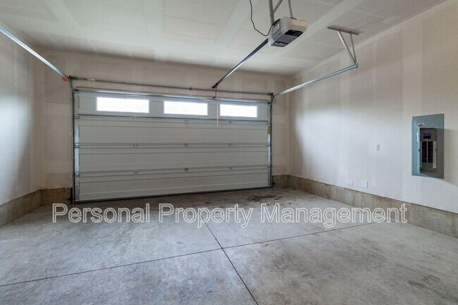 Building Photo - 5828 NE 56th Pl