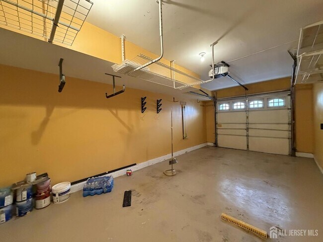 Building Photo - 247 River Rd