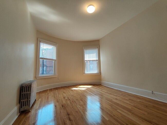 Building Photo - 2 Bedroom Split on Beacon St. No brokers F...