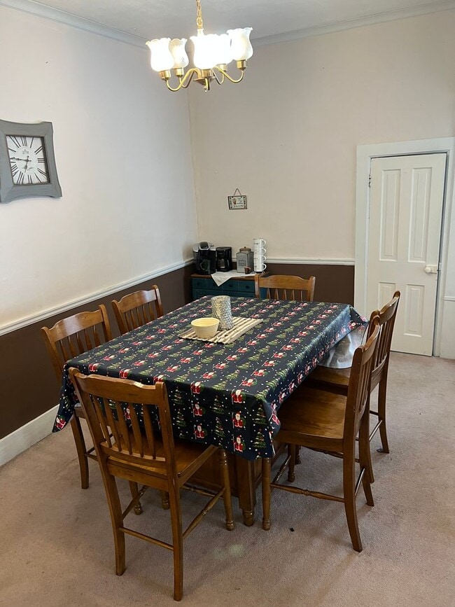 Building Photo - Great location 4 bedroom, 2 bathroom house...