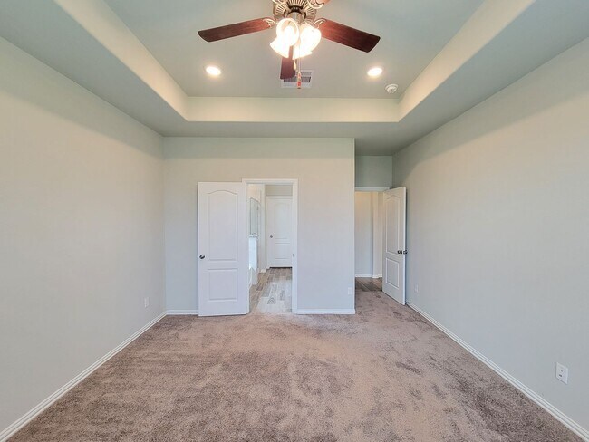 Building Photo - Quiet Cul De Sac! Tray Ceiling in Family & Primary suite. Wood Like Tile, Modern Gray Walls, Grea...