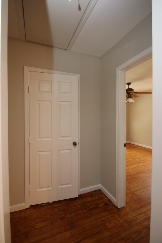Building Photo - Great Three Bedroom House in Hyde Park Are...
