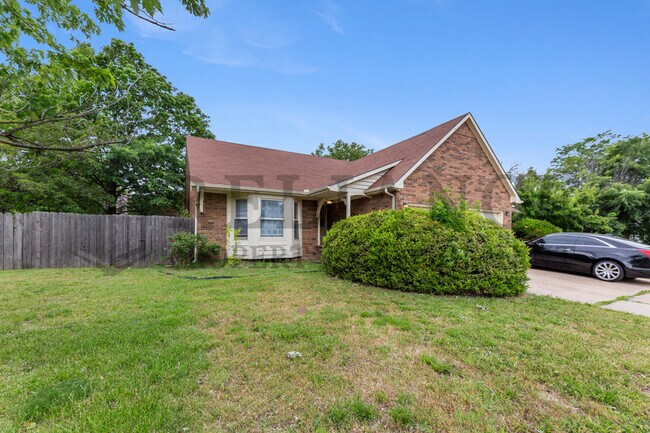Primary Photo - 1837 S Stacey St